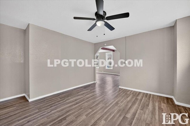 Building Photo - 3905 Peru St