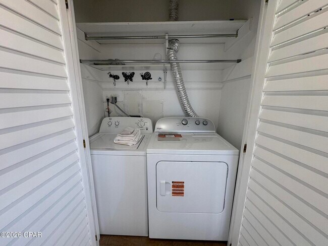 Building Photo - 2100 W Beach Dr