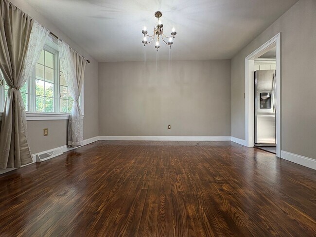 Building Photo - 4 Bedroom Single Family Home Available in ...