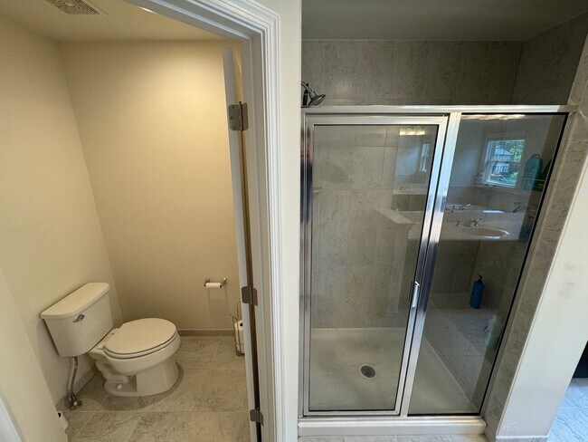 Building Photo - Amazing 6 Bed 5 Bath Single Family Home Wi...