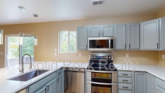 Building Photo - 4920 Universal Heights