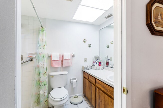 Building Photo - 504 SE 6th Ter