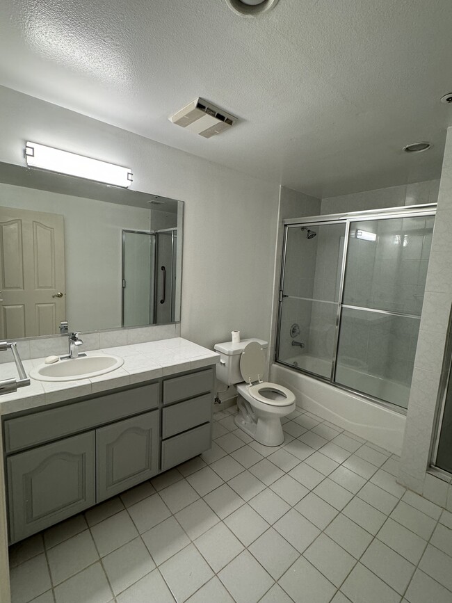 Second Bathroom - 2618 N Vermont Ave