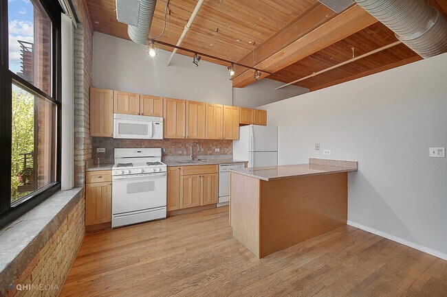 Building Photo - 2911 N Western Ave