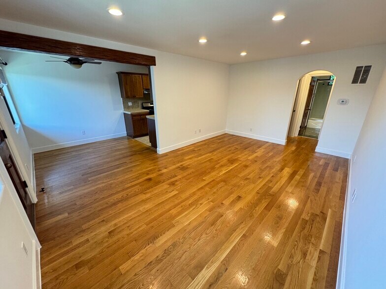 Primary Photo - 625 N Hayworth Ave