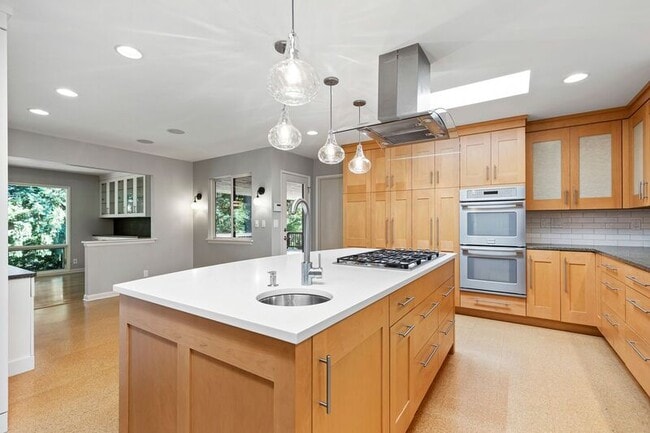Building Photo - 2640 SW Vista Dr