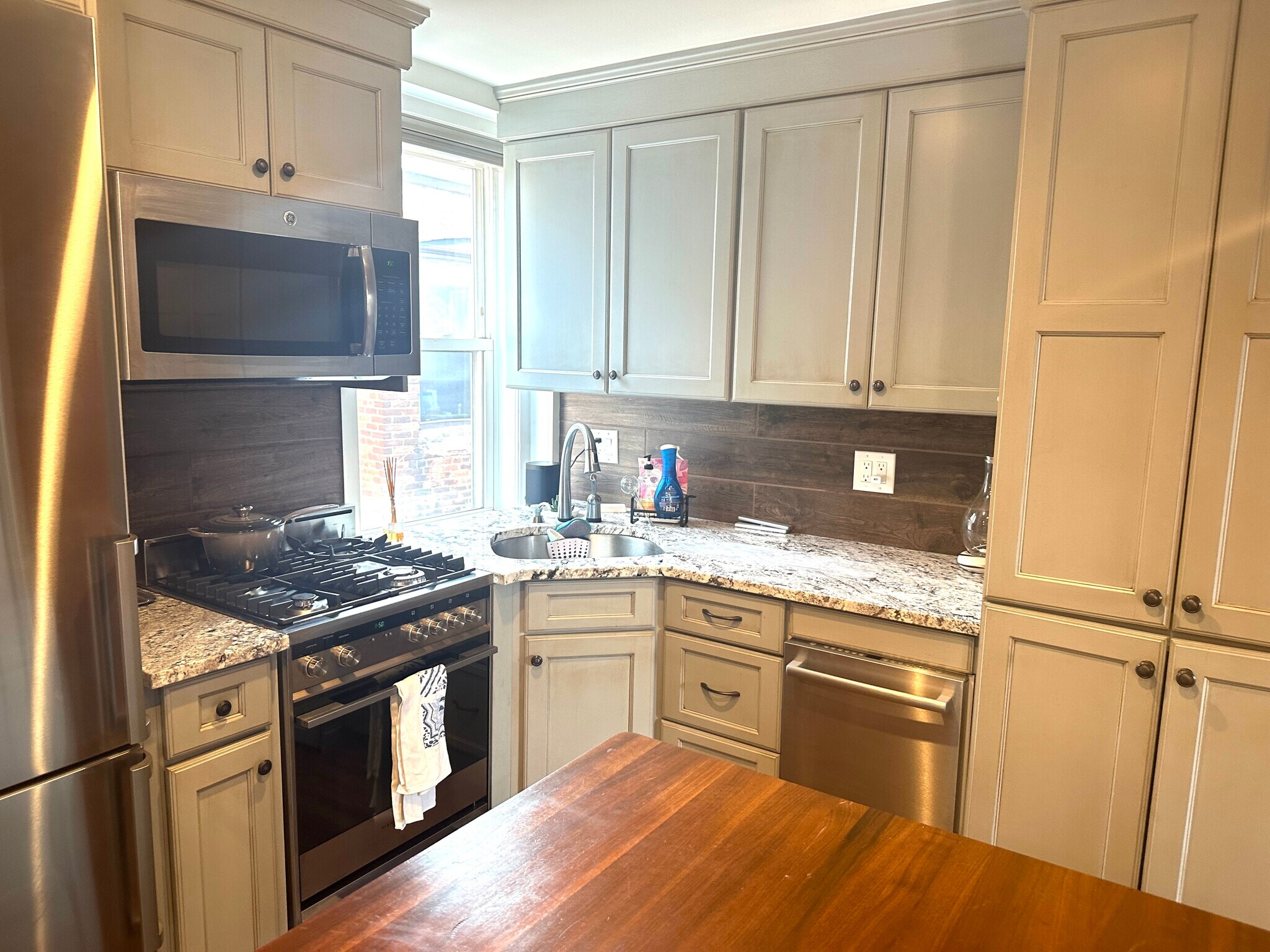 Building Photo - 10 Henchman St