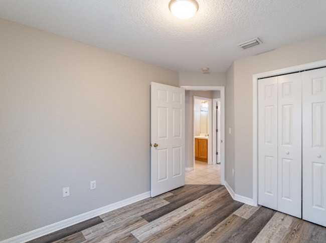 Building Photo - MOVE IN SPECIAL- Spacious 3/2 Duplex in St. Cloud Located Close to Lakefront