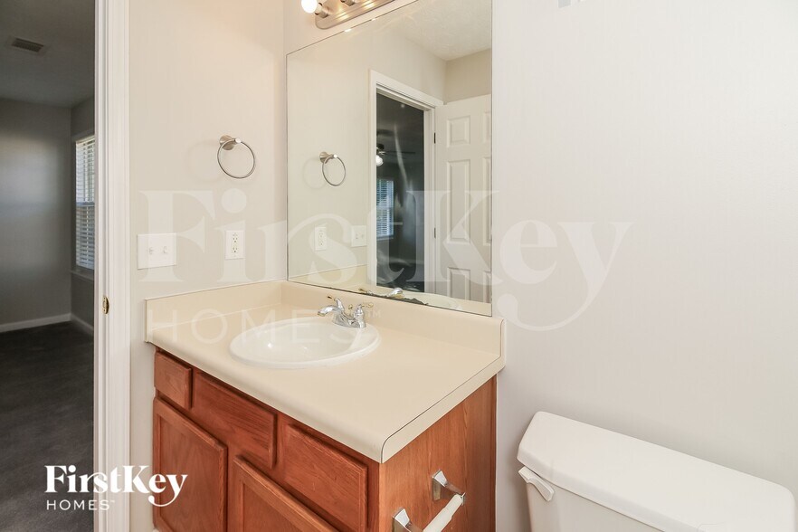 Building Photo - 3080 Lakeside Cir