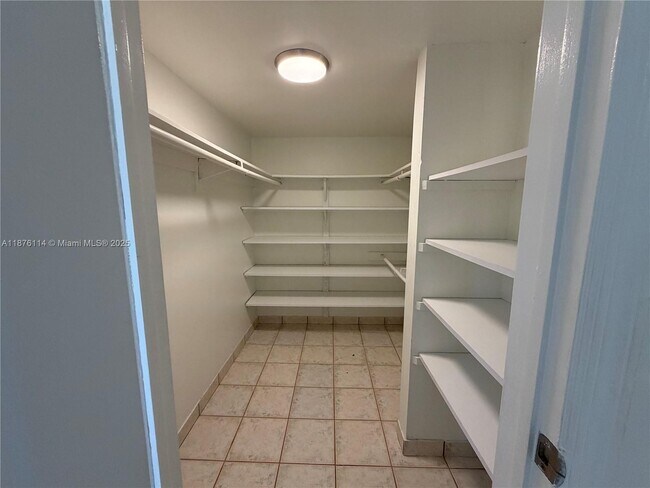 Building Photo - 10393 N Kendall Dr