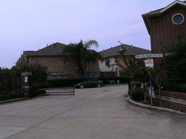 Building Photo - 5941 S Loop E