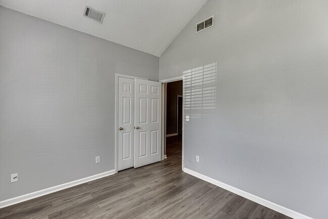 Building Photo - 2464 Laurelfield Dr