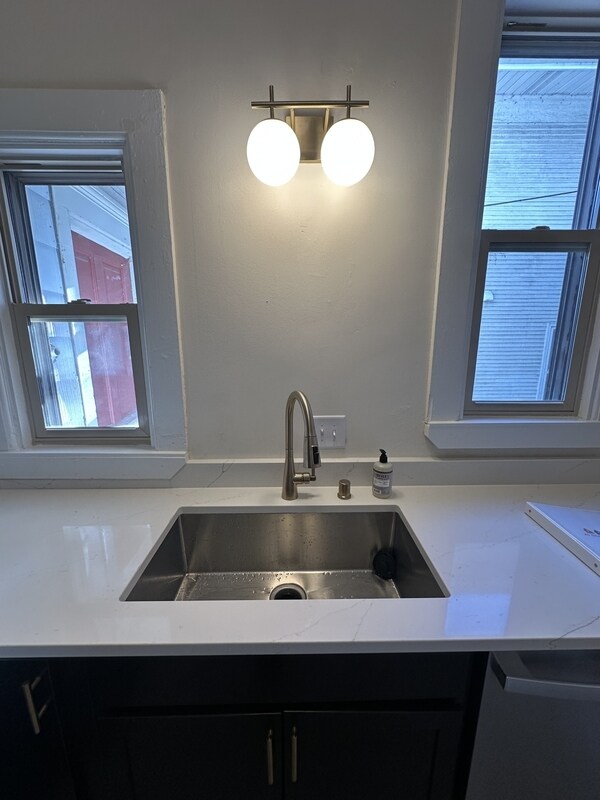 Building Photo - 315 N Pinckney St