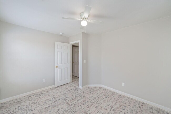 Building Photo - 242 Wainwright Dr