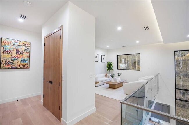 Building Photo - 1736 Cox Rd