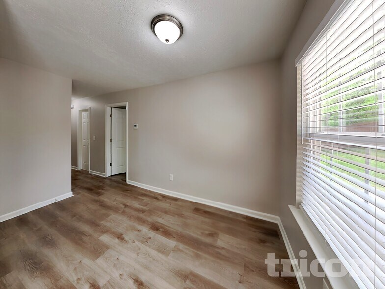 Building Photo - 141 Sara Cir