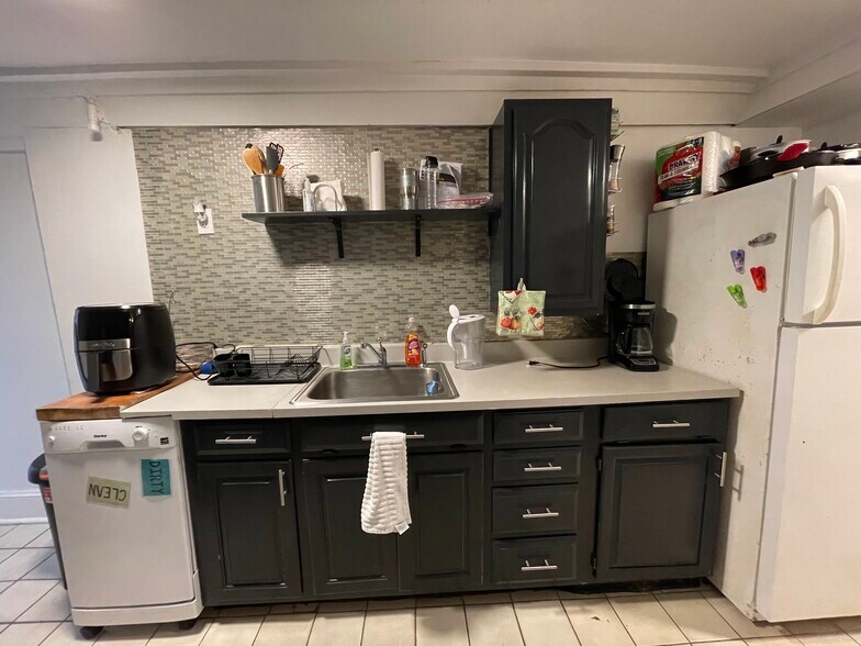 Building Photo - 682 Parker St