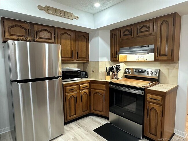 Building Photo - 4095 SE Centerboard Ln