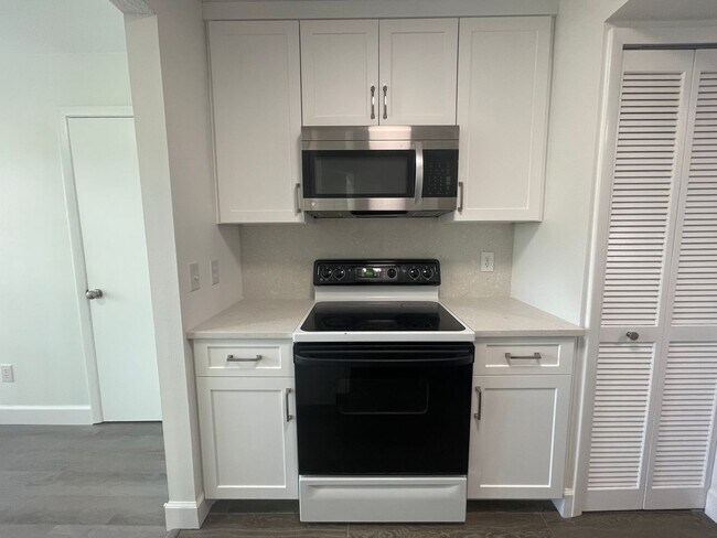 Building Photo - Renovated 2 Bedroom, 2 Bath First Floor in...