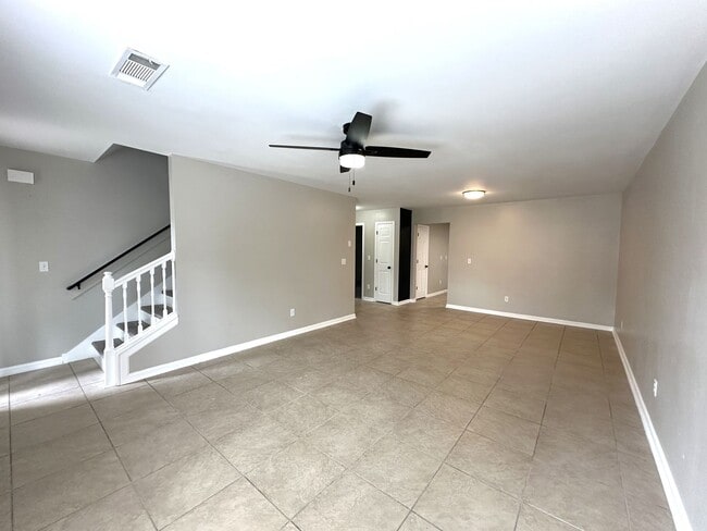 Building Photo - 5 Bedroom, 3 Bath Home Priced to Rent!