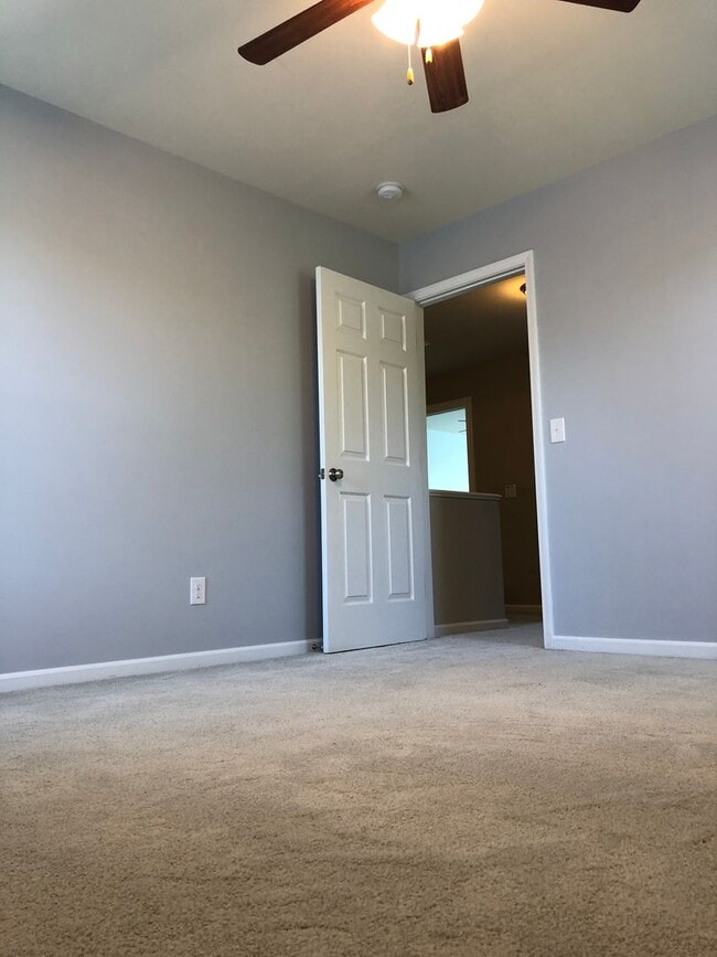 Building Photo - Stunning 3 bedroom, 2 1/2 bath 2 story home