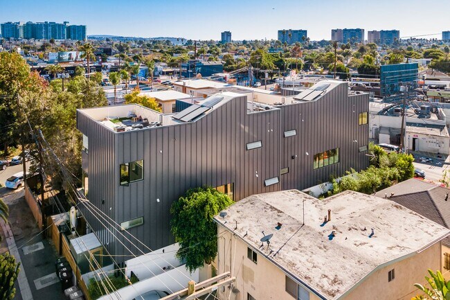 Building Photo - 2478 Penmar Ave