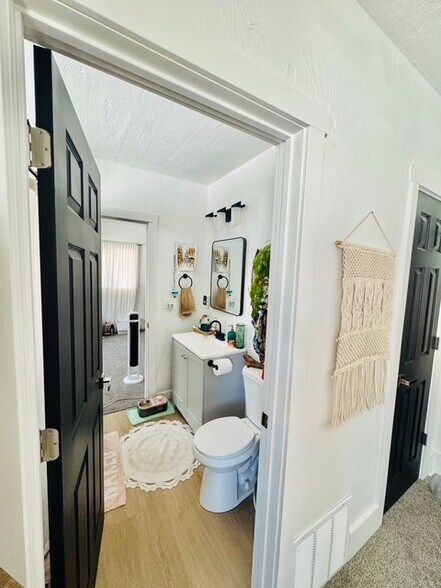 private Bath - 116 30th St