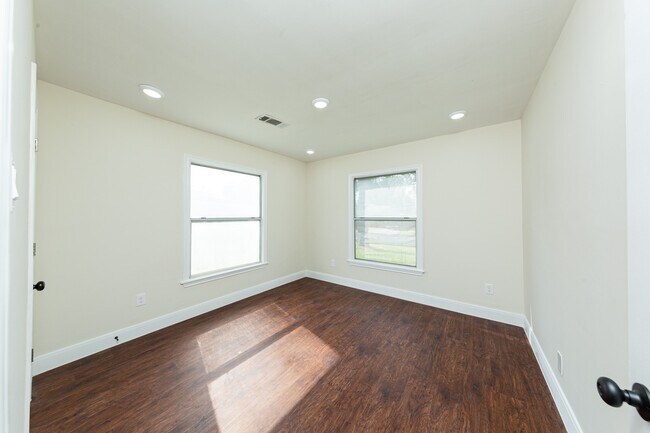 Building Photo - 913 Willow St