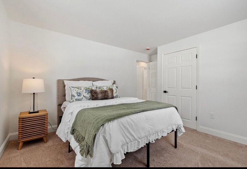 Building Photo - 13 Centerville Dr