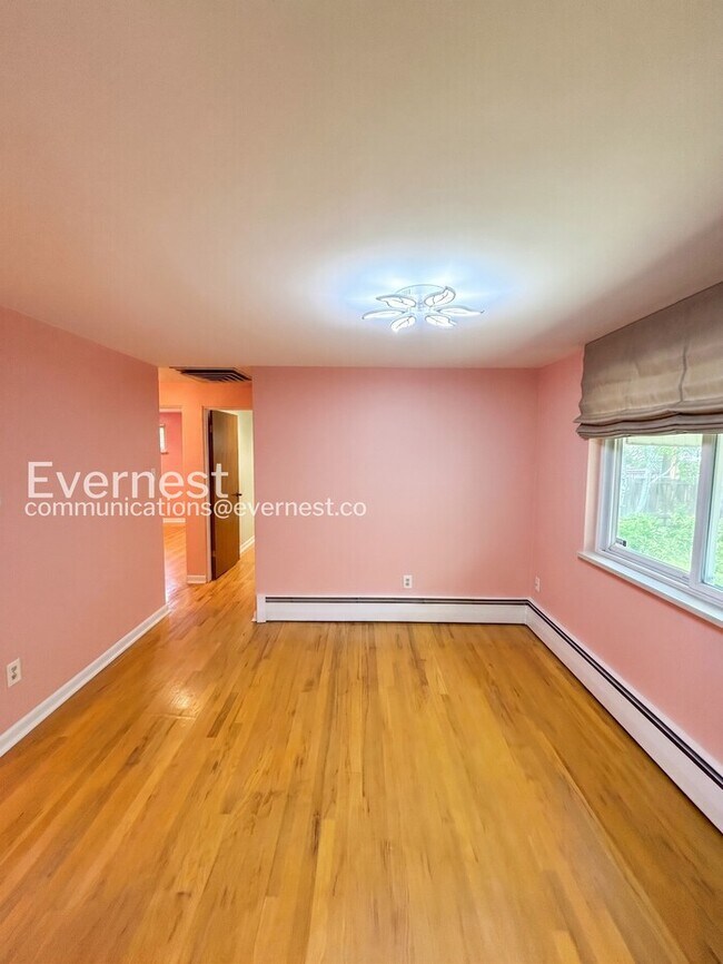 Building Photo - 4bed/2bath single family home in Denver with fenced yard/ Available now!