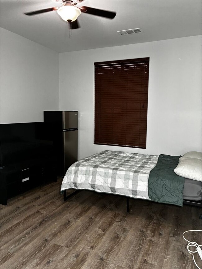 Building Photo - $500 Move-In Special! Furnished 4-Bed Home...