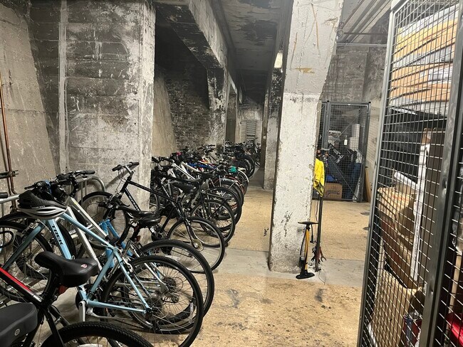 Building Photo - 1525 S Sangamon St