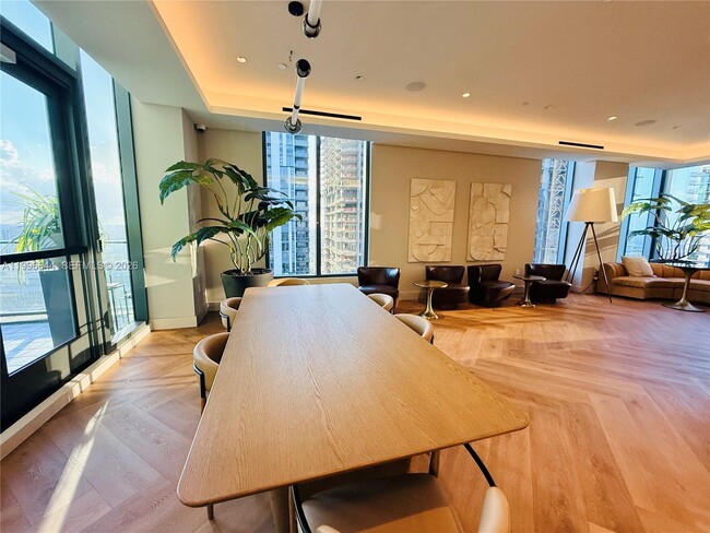 Building Photo - 121 NE 5th St