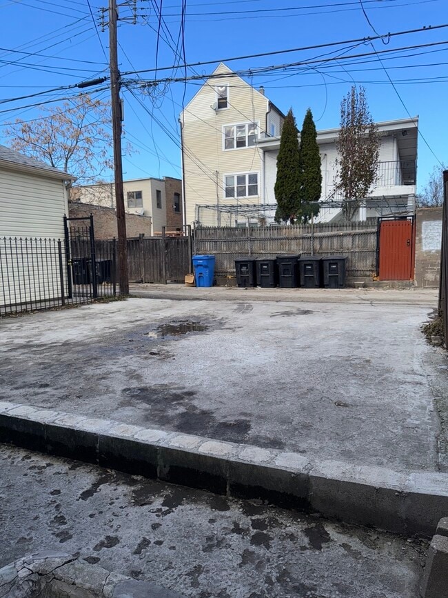 Building Photo - 940 W 31st Pl