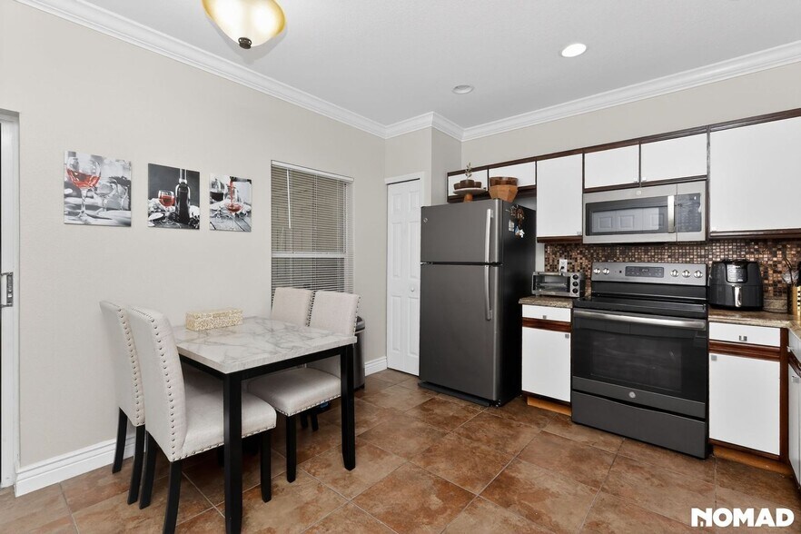 Building Photo - 1417 Lyonshire Dr