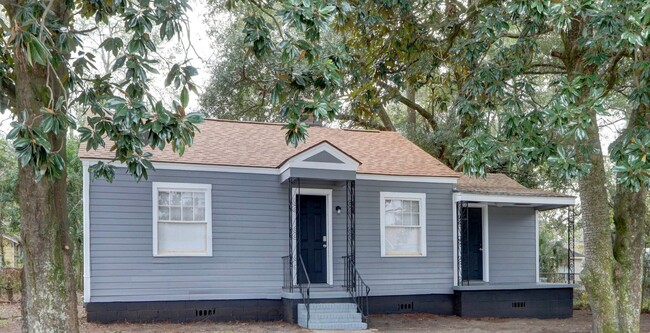 Building Photo - Large Downtown 2BR/1BA House For Rent