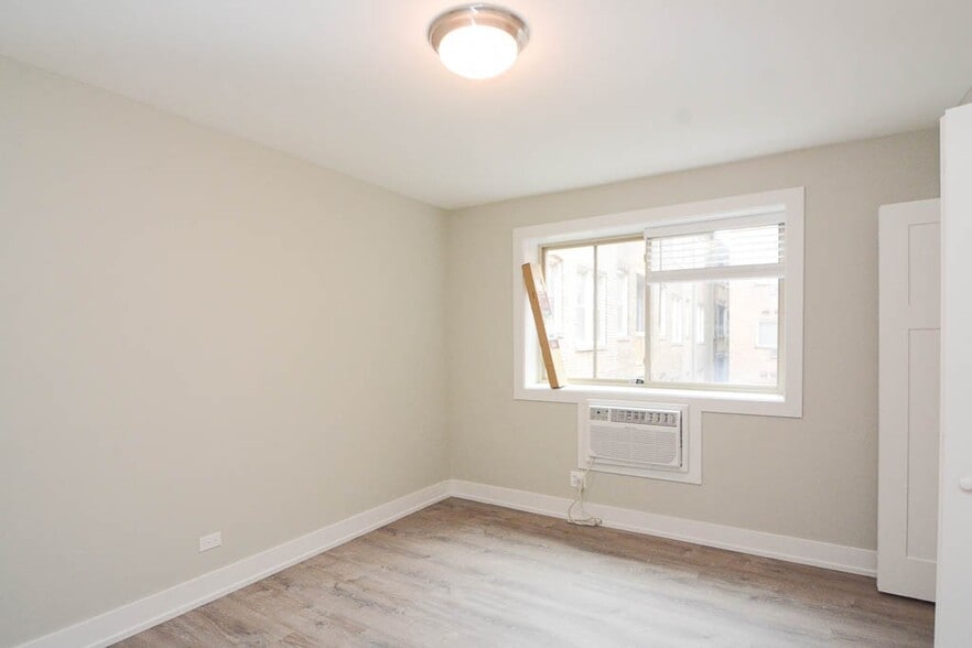 Building Photo - 447 W Surf St