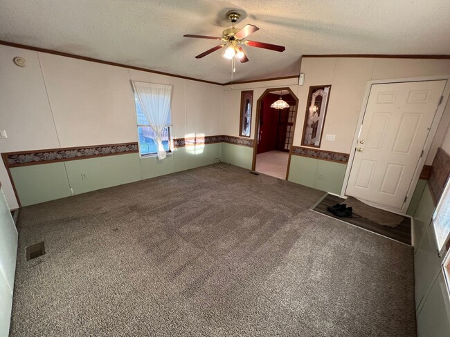 Building Photo - 3 Bed 2 Bath Mobile Home with Fenced Yard ...