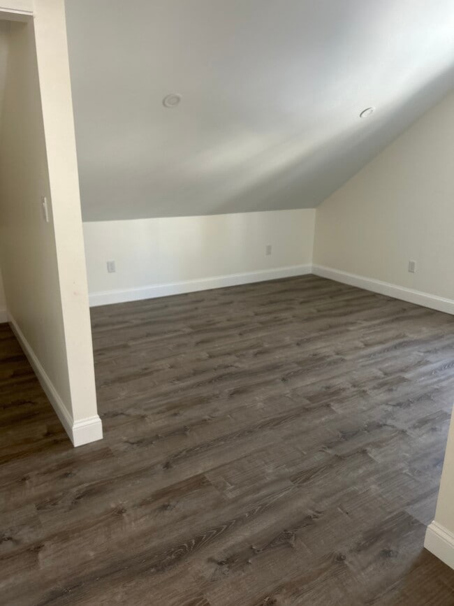 Building Photo - 32 Revere Ct