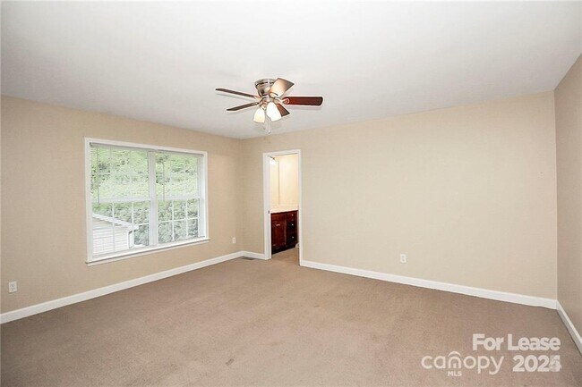 Building Photo - 1005 Rainbow Dr