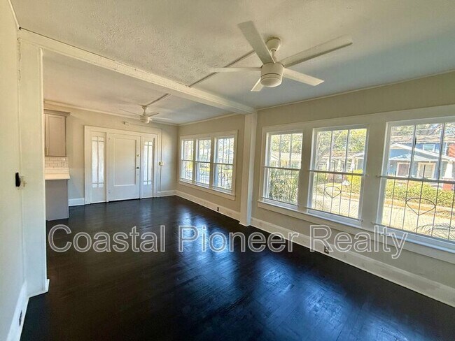 Building Photo - 4015 N Seminole Ave