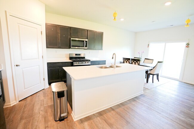 Building Photo - 2733 Berrywood Ln