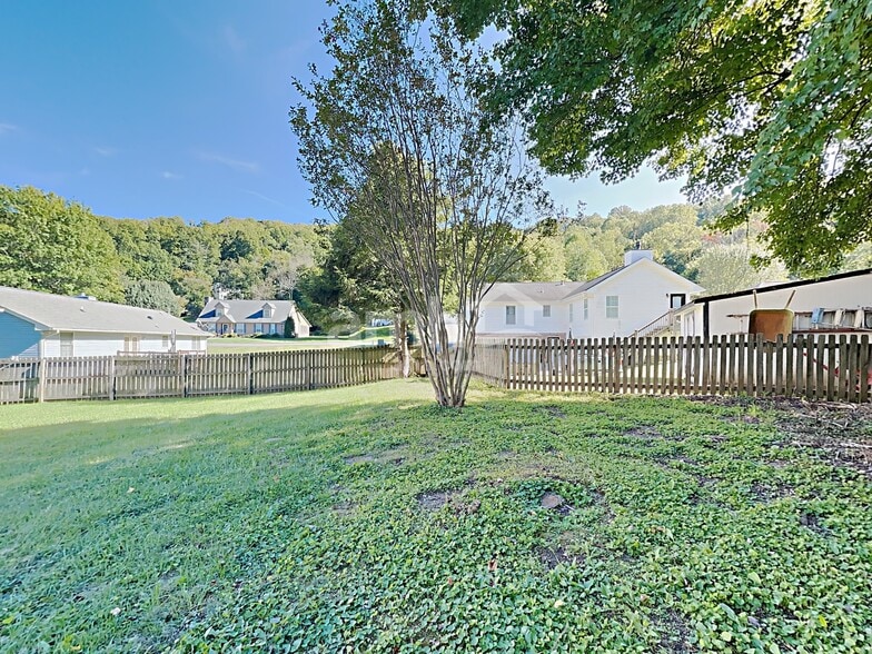 Building Photo - 3705 Stoneridge Dr