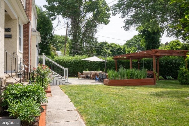 Building Photo - 2709 Oakford Rd