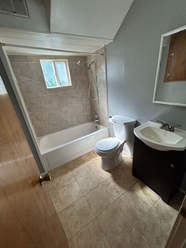Building Photo - Charming 4 bed/1.5 bath home for rent