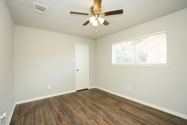 Building Photo - 815 Park Meadow Dr