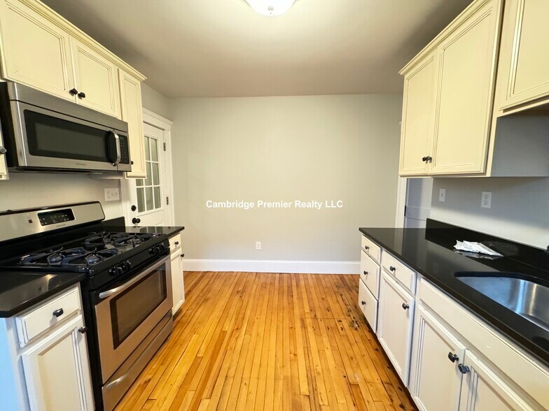 Building Photo - 12 Fairfax St