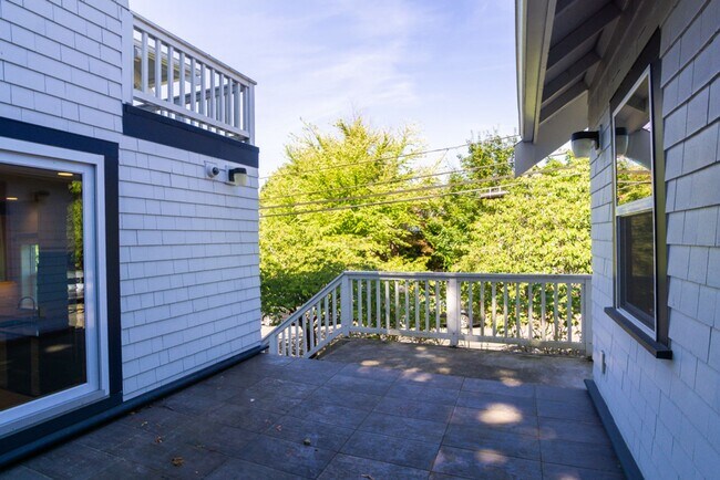 Building Photo - 6bd/3.75ba Seattle Home