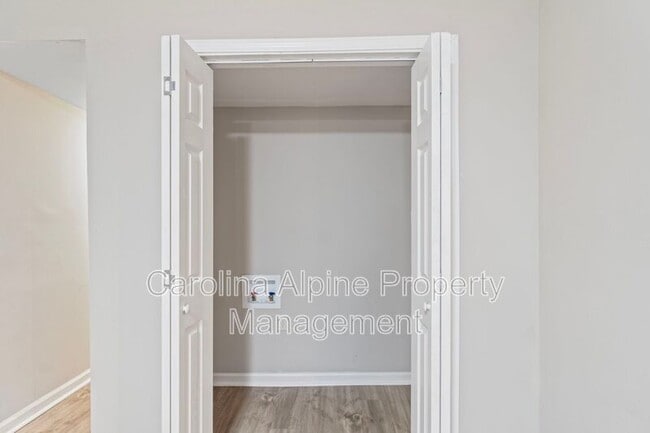 Building Photo - 175 Uphill Dr