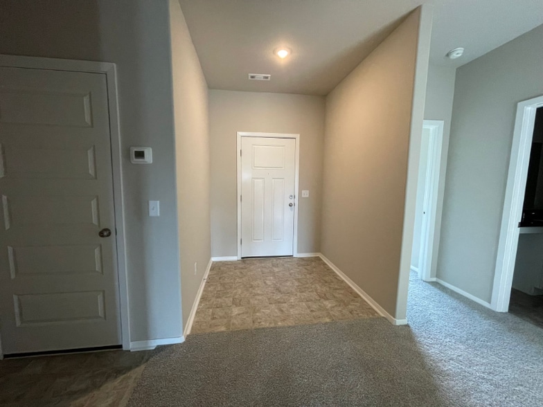 Building Photo - 1406 E Piedmont Ct